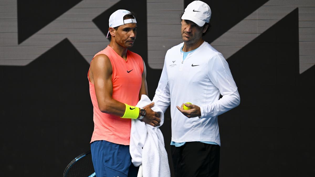 Nadal, junto a su entrenador Carlos Moyá en el entrenamiento de este domingo.