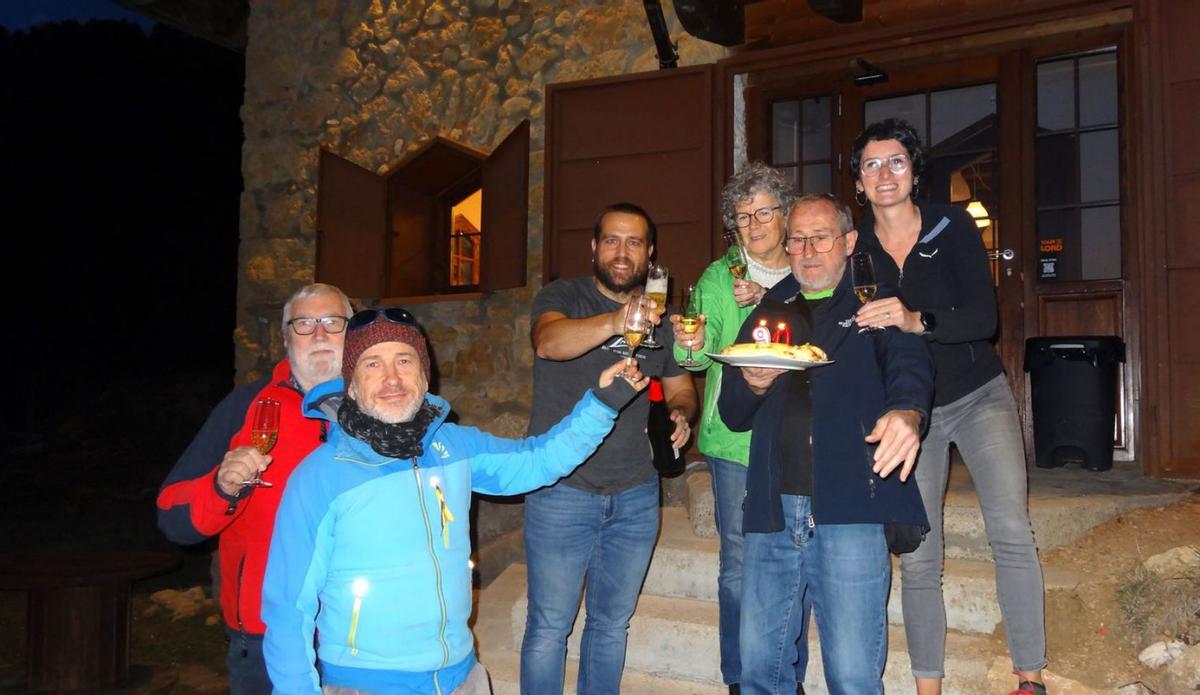 Celebració dels 90 anys dels membres del CE Montserrat amb els guardes actuals | PERE CLARET RATERA