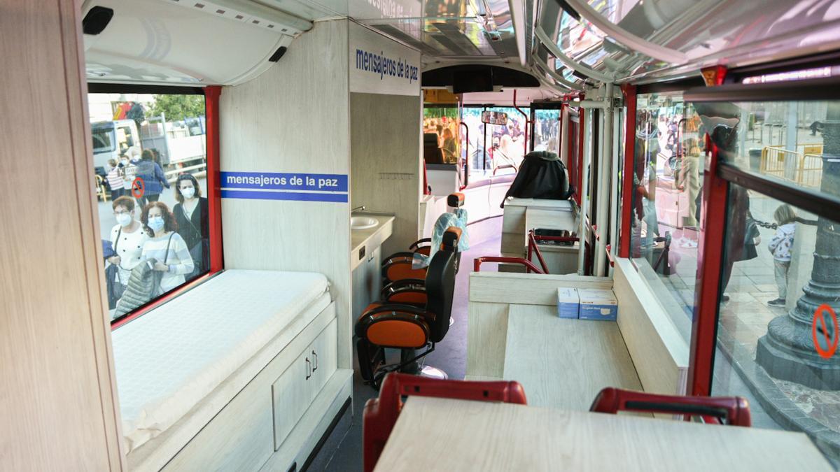 Interior de el autobús presentado durante la inauguración del acto &#039;Higienebus&#039; en el Ayuntamiento de València.