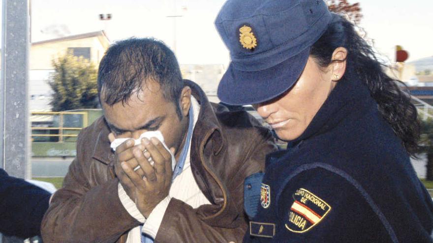 Becerra en el juzgado de Vilagarcía al ser detenido en 2003. // I. Abella