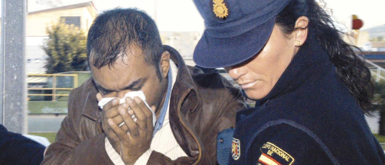 Becerra en el juzgado de Vilagarcía al ser detenido en 2003. // I. Abella