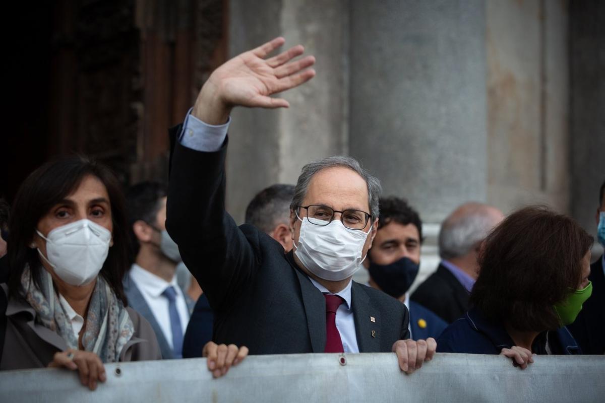 28/09/2020 El presidente de la Generalitat inhabilitado, Quim Torra, ha desplegado este lunes a su salida del Palau de la Generalitat la pancarta con el lema ’Llibertat presos polÃ­tics i exiliats’.