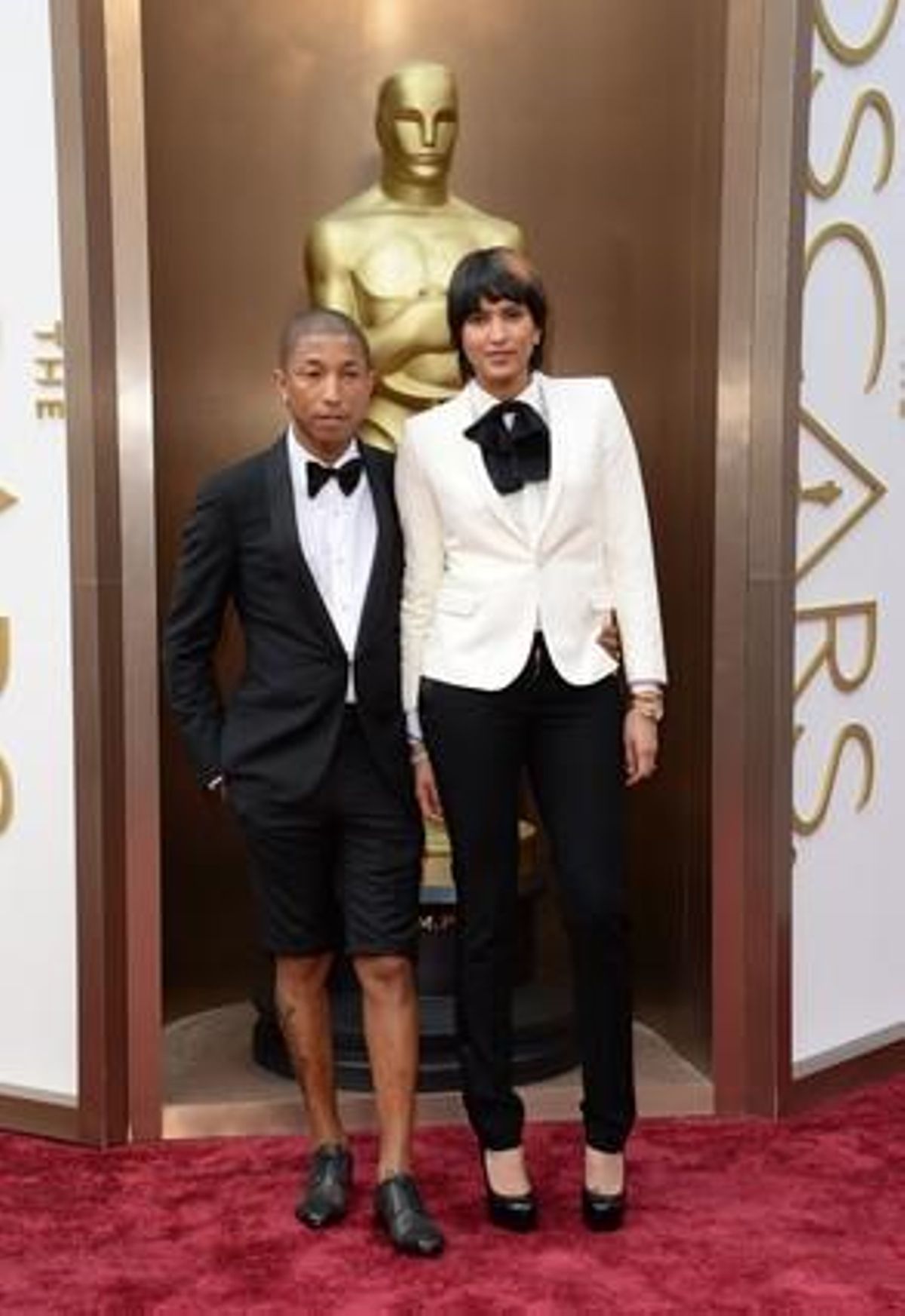 Pharrell Williams (esquerra) i Helen Lasichanh, a l’alfombra vermella de Los Angeles.