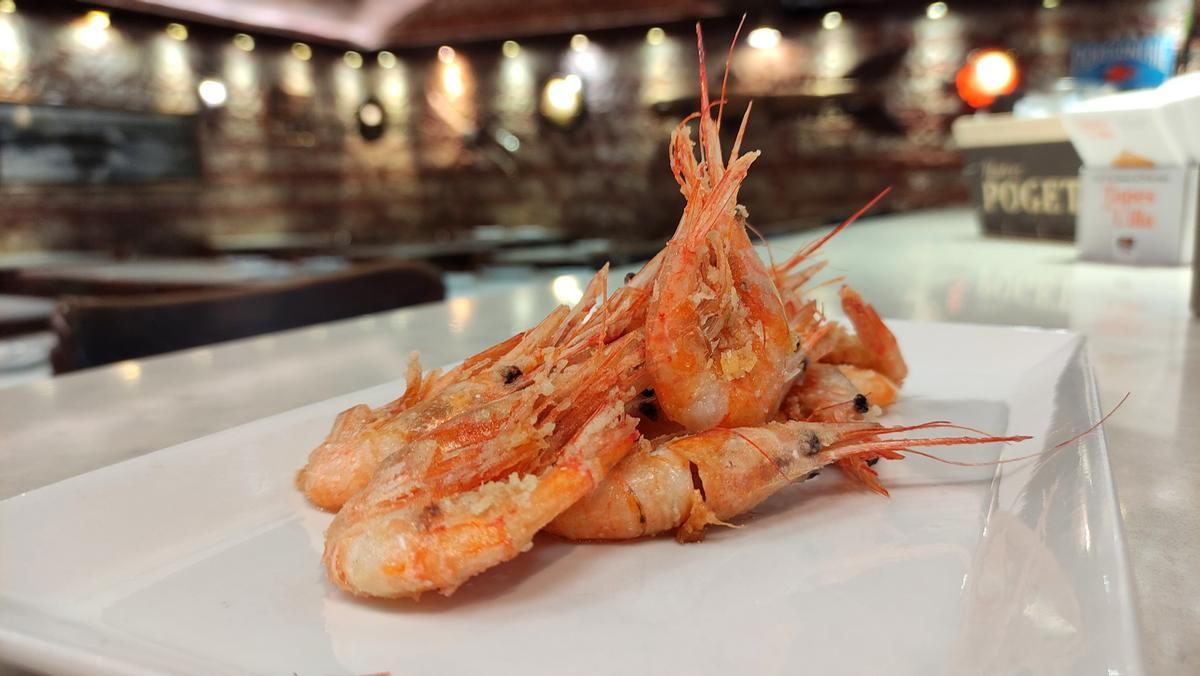 Un plato de gamba 'panxuda' frita del restaurante-pescadería Ribera Manero.