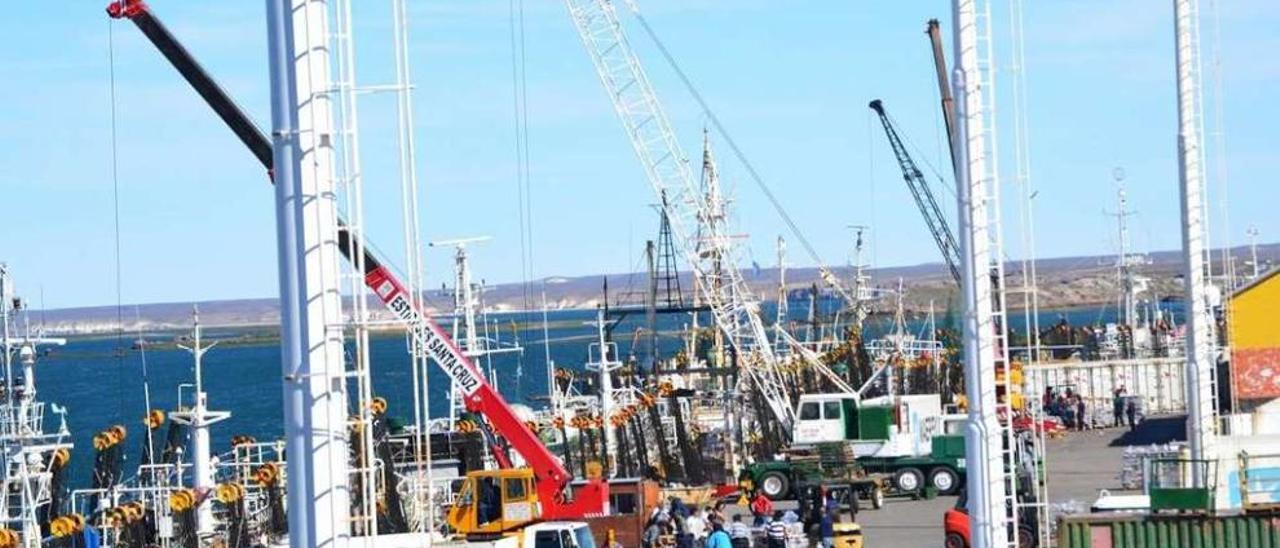 Descarga de pescado en Puerto Deseado, donde tiene su base Argenova (Pescanova). // Mar y Pesca