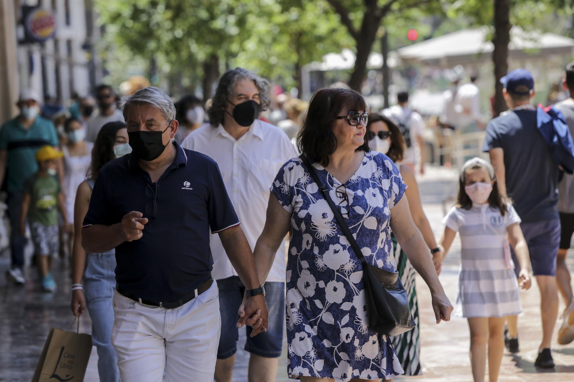 Valencia no se quita la mascarilla en plena calle