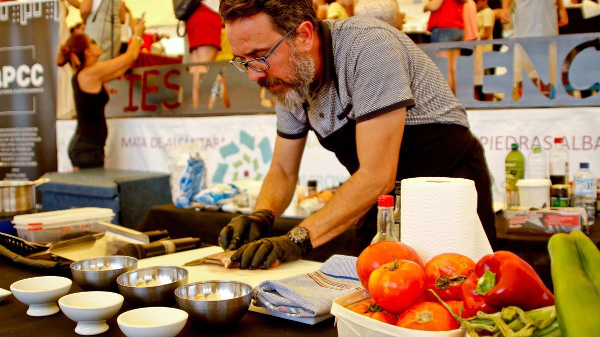 Una exhibición de cocina en vivo en la Fiesta de la Tenca de Aliseda.