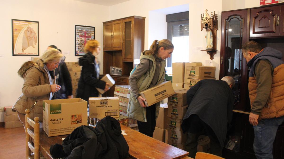 Llegada de los alimentos a la sede de Cáritas en El Puente.