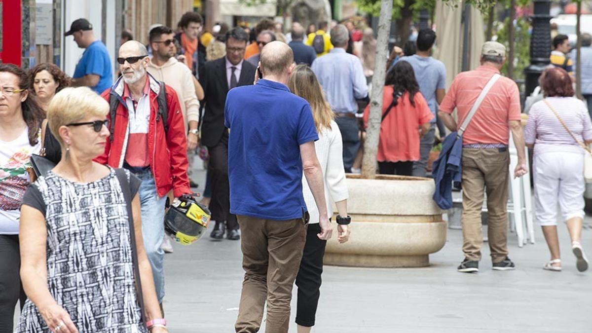España bate un récord de población gracias al aumento de personas nacidas en el extranjero.