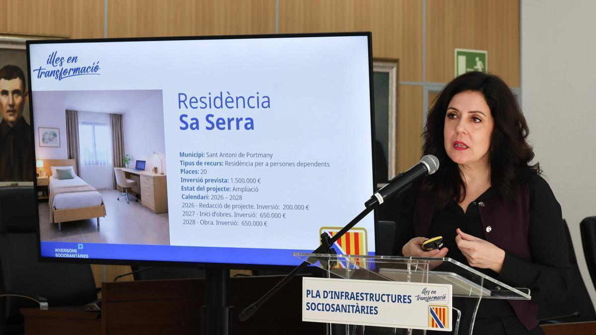 La consellera de Bienestar Social y Atención a la Dependecia, Sandra Fernández, presenta el Plan de Infraestructuras Sociosanitarias en Ibiza.