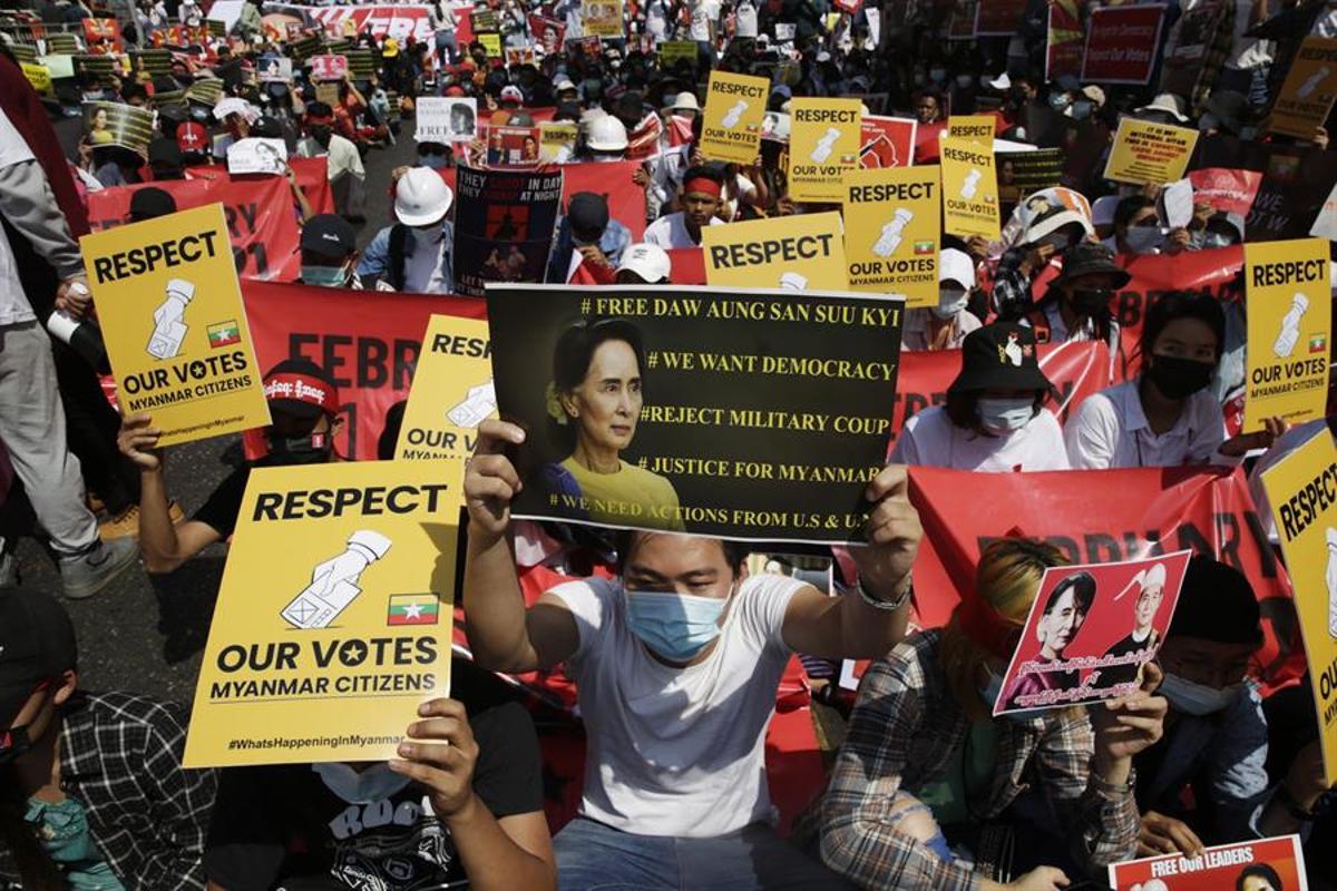 Birmània repeteix protestes massives després de tres nits seguides sense internet