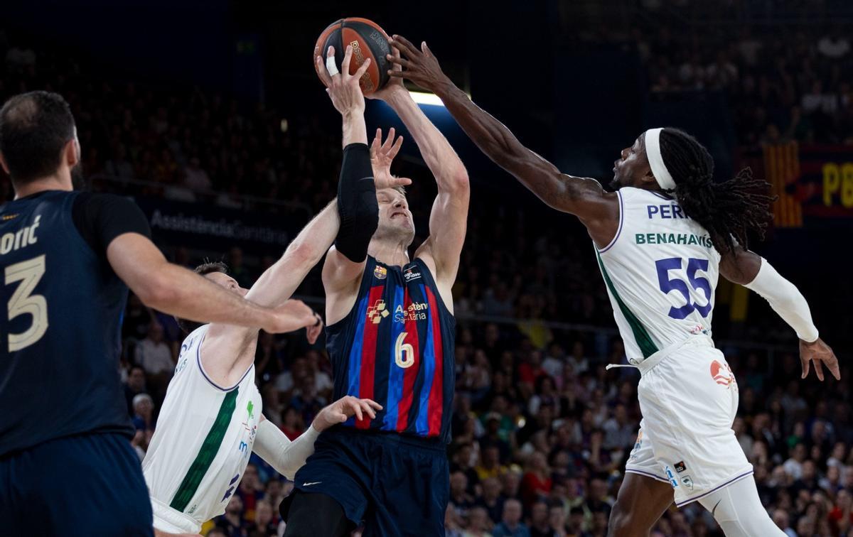 Sanli, en una acción del partido en el primer cuarto
