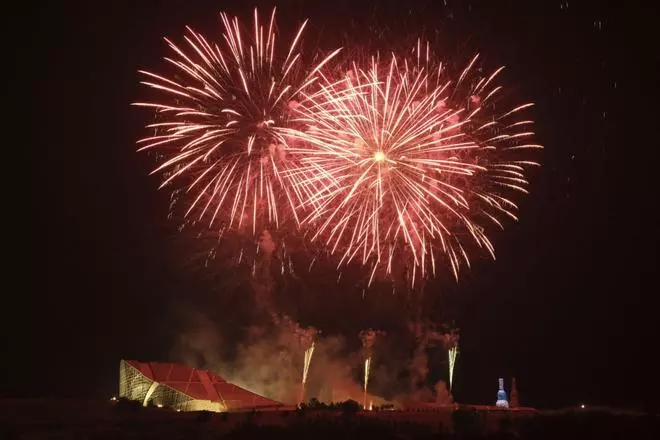 Los fuegos del Apóstol iluminan la noche más esperada de Santiago