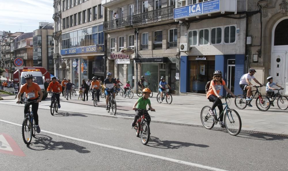 Decenas de aficionados al pedal asistieron a la primera marcha Decabike por el centro de Vigo