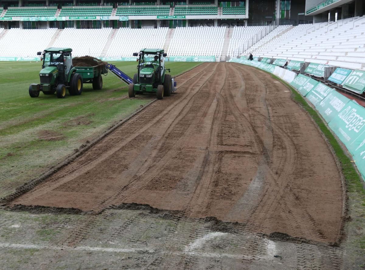 Comienzan los trabajos para cambiar el cesped de El Arcángel