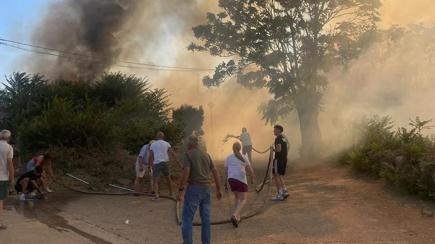 Un incendio amenaza el casco urbano de Cunquilla de Vidriales