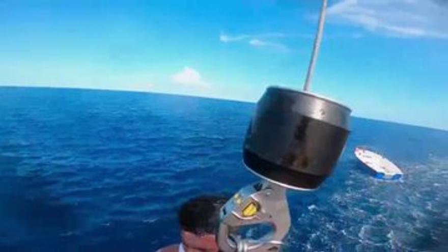 Imagen del rescate del tripulante de una patera a la deriva a 26 millas del Cabo de la Nao.