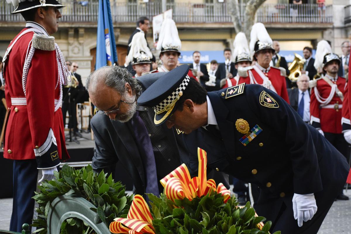 La Guardia Urbana, con Amadeu Recasens, comisionado de seguridad del Ayuntamiento de Barcelona (izquerda), realiza su ofrenda floral al monumento de Rafael Casanova.