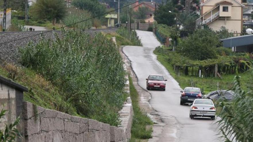 La carretera de Catapeixe, en la parroquia redondelana de Cesantes. / FdV