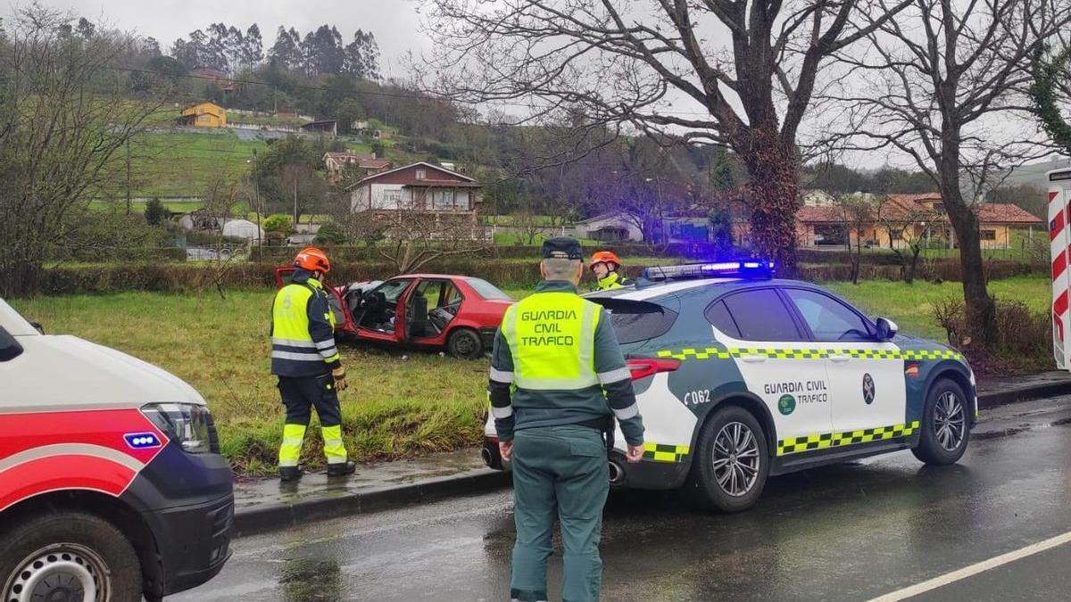 Herido un conductor al salirse de la vía en Sariego