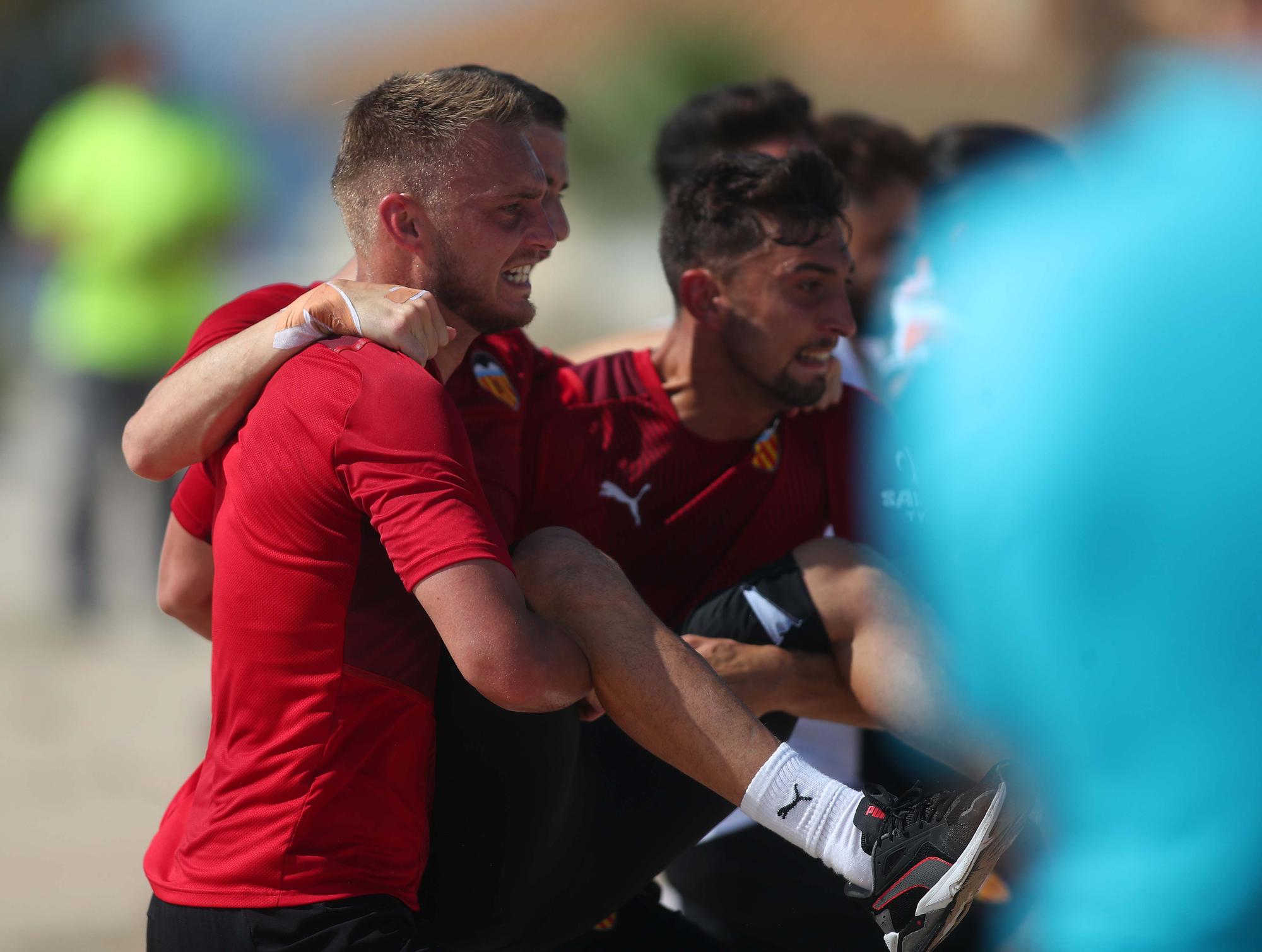 El Valencia CF se entrena en la playa