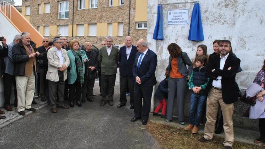 Vecinos, familiares y autoridades, delante de la placa dedicada a Juan Ignacio Bernaldo de Quirós.