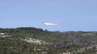 Dos medios aéreos trabajan en la extinción de un incendio forestal en Olocau