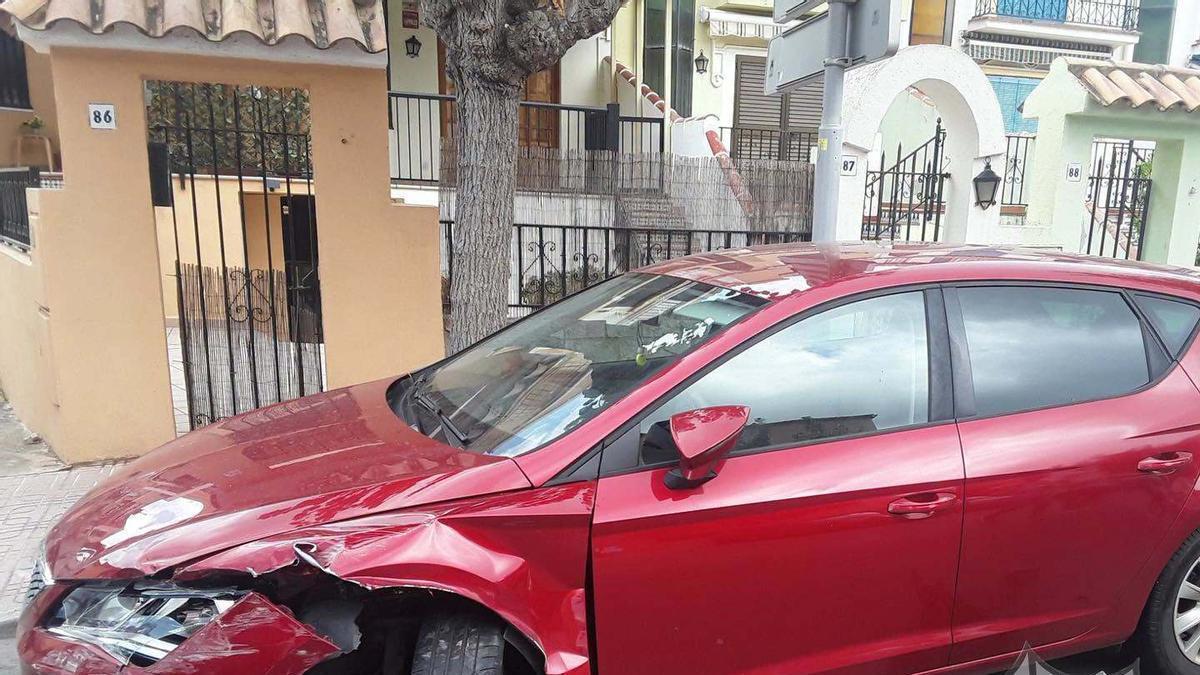 Imagen del vehículo accidentado en Orpesa y que el conductor dio luego positivo en drogas y alcohol.