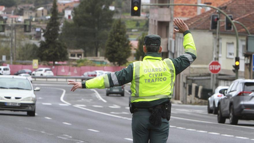 Un agente de la Guardia Civil de Tráfico da el alto a un vehículo durante un control. |  Iñaki Osorio