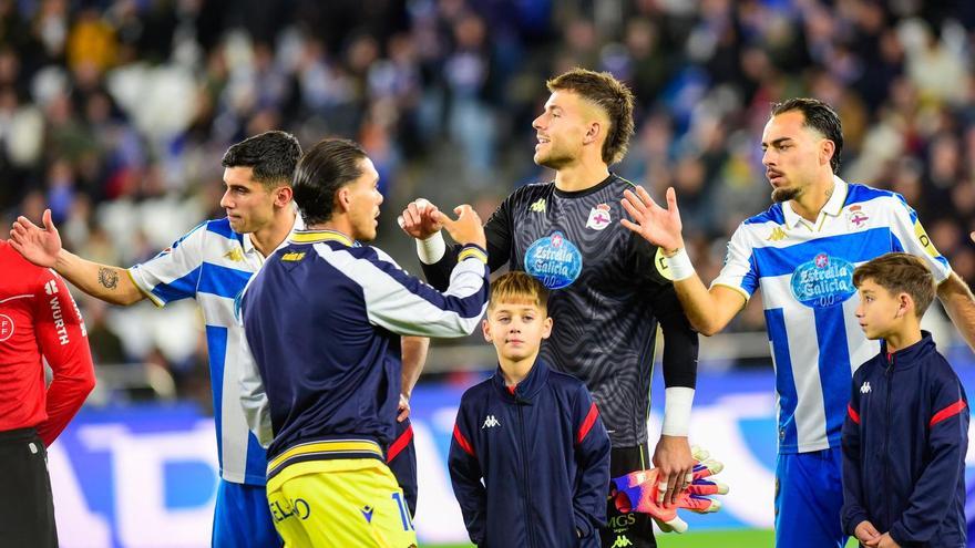 Álvaro Ferllo, en la previa del encuentro saludando a los jugadores del Cádiz