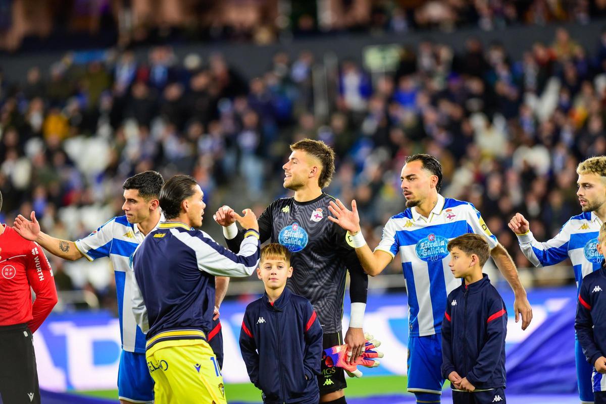 Álvaro Ferllo, en la previa del encuentro saludando a los jugadores del Cádiz