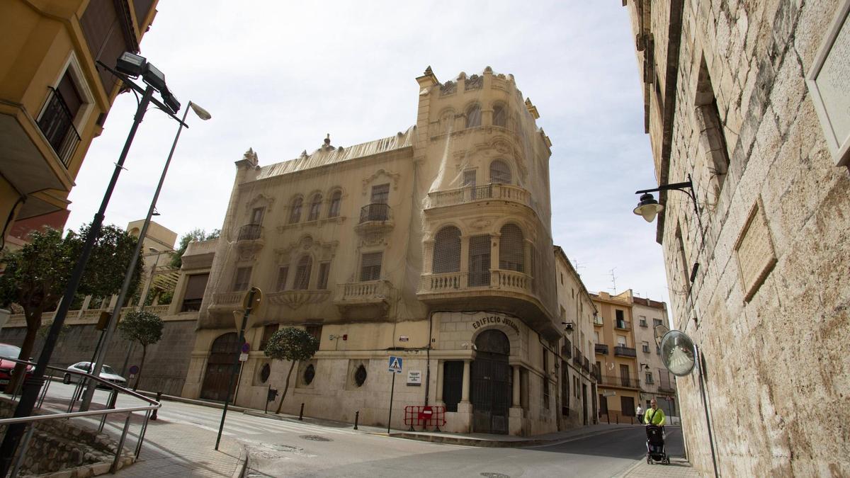 Un hombre pasea con un carrito frente a los juzgados de Ontinyent, en una imagen de archivo.
