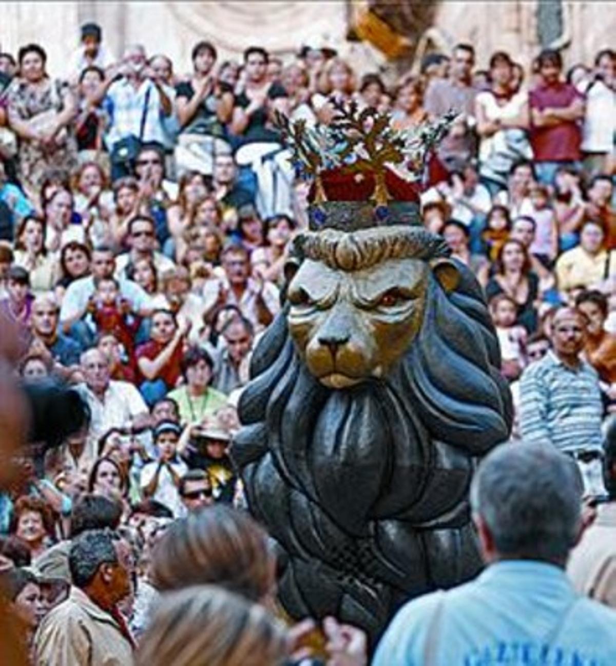 El lleó, a la cercavila del Seguici Popular. El lleó, a la cercavila del Seguici Popular.
