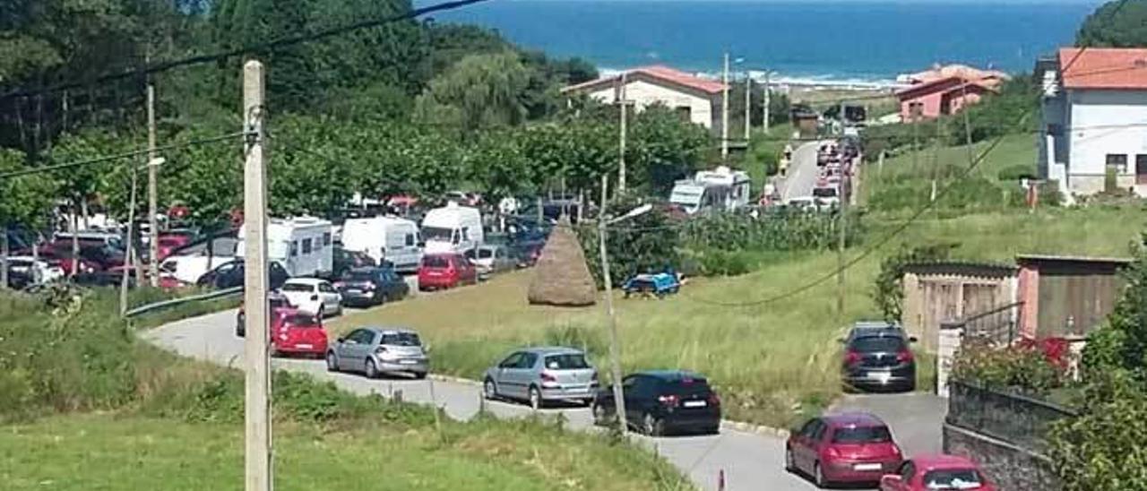 Coches atascados en el pueblo riosellano de Vega.