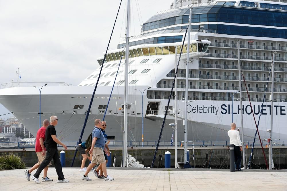 El buque Celebrity Silhouette recala en el puerto de A Coruña con 2.850 cruceristas gays a bordo.