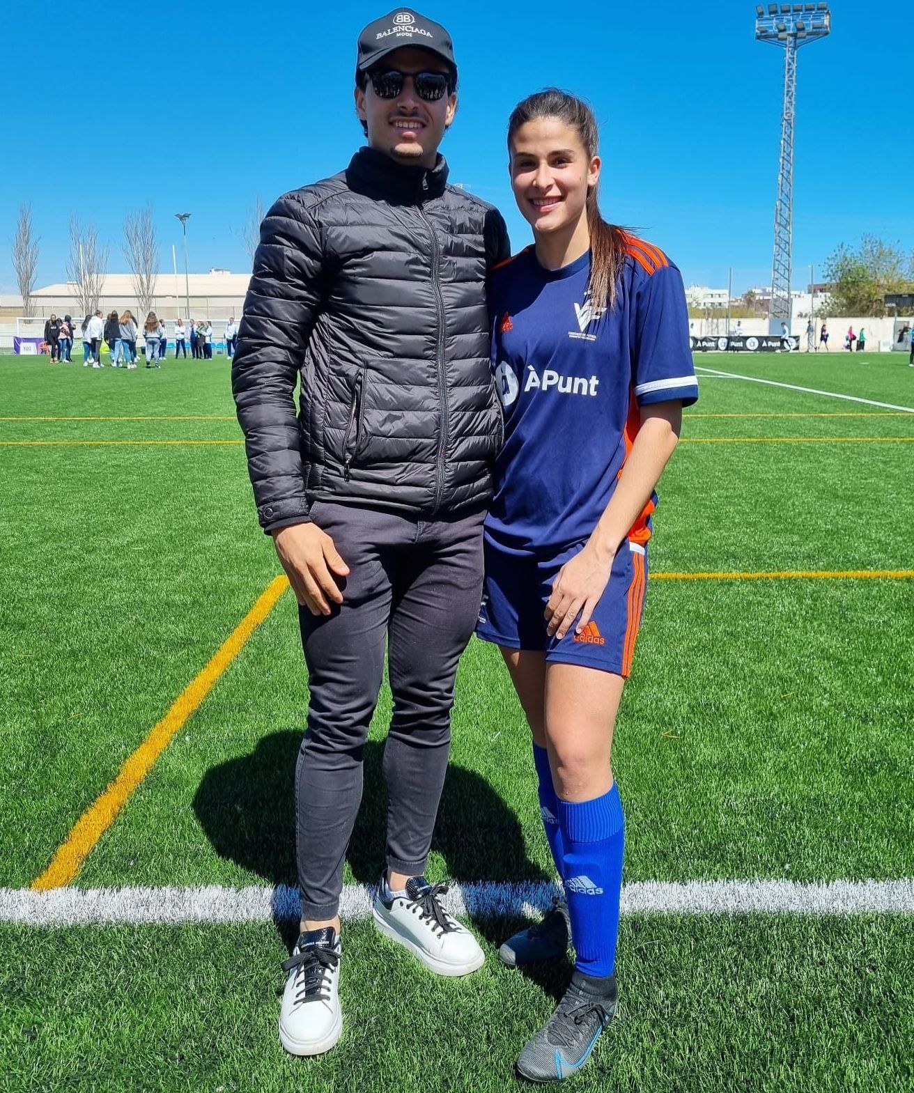 Aarón Romero, junto a su hermana María Romero, jugadores del Villarreal B femenino, en un partido de la Selección Valenciana sub-17.