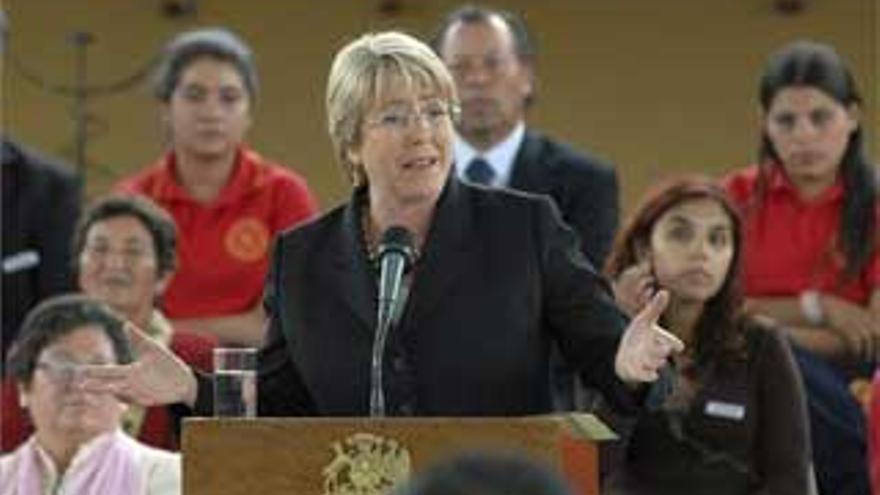 Bachelet remodela su gobierno con seis ministros nuevos