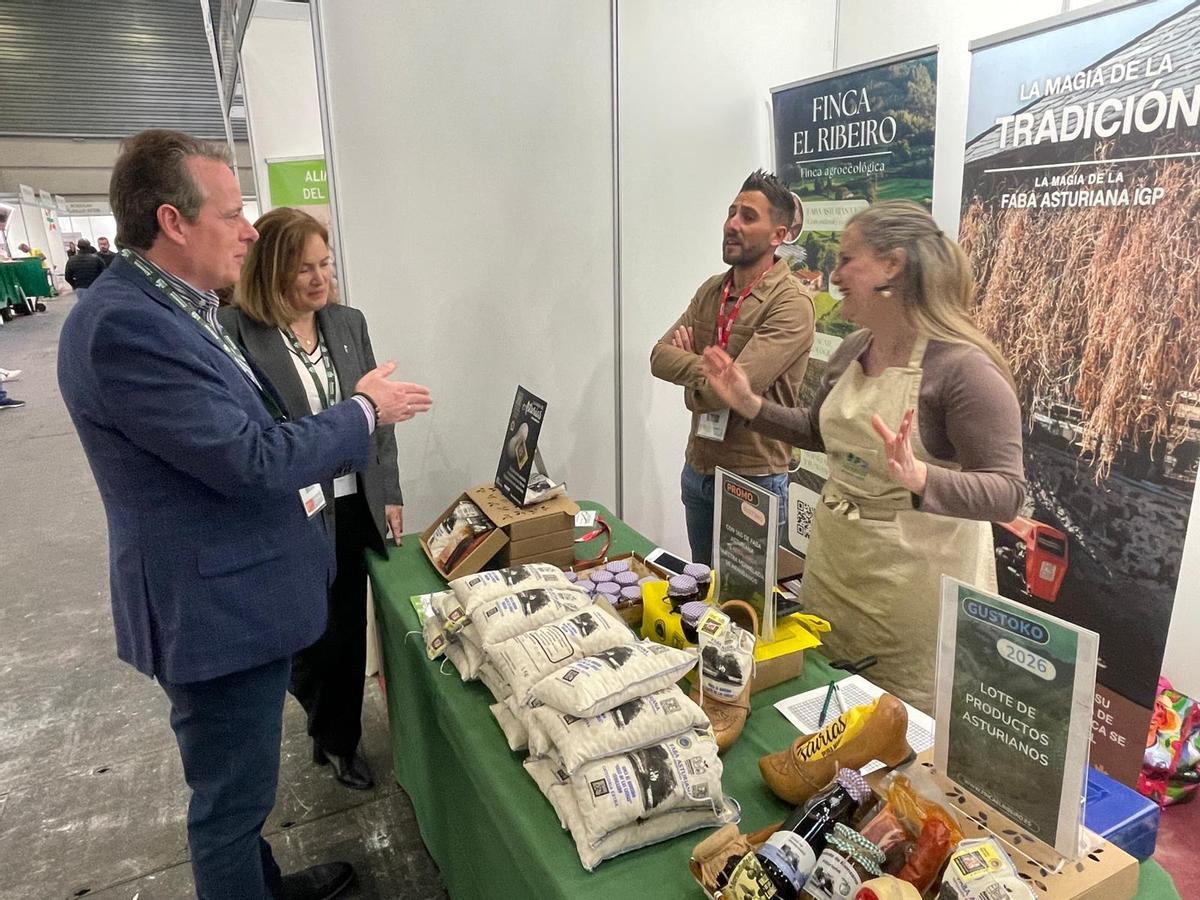 Marcelino Marcos y Begoña López, con productores de faba asturiana, en "Gostoko"