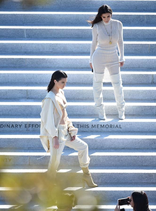 Kim Kardashian y Kendall Jenner en el desfile de Yeezy