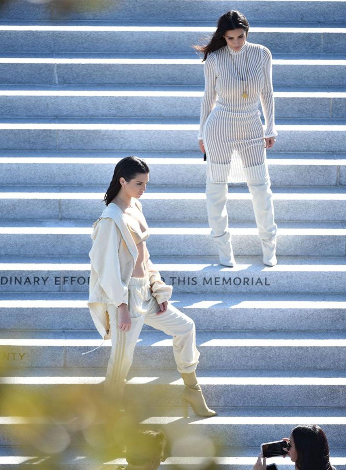 Kim Kardashian y Kendall Jenner en el desfile de Yeezy