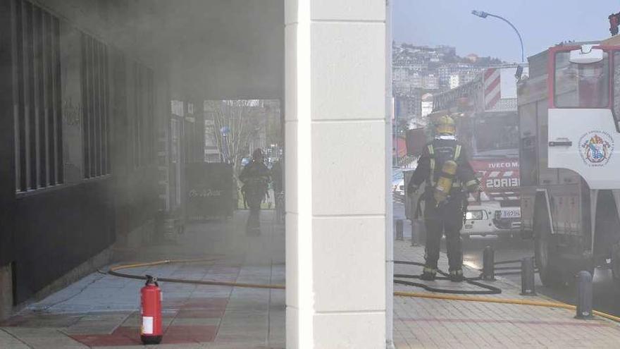 Desalojados dos edificios por un fuego en O Burgo