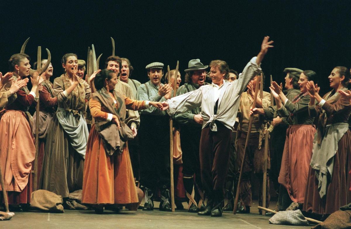 Ensayo general del Ballet de Antonio Gades (en el centro) con la obra &quot;Fuenteovejuna&quot;, antes de su estreno en 1995 en el Teatro de la Maestranza de Sevilla.