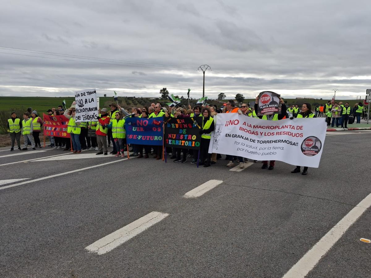 Los manifestantes, en la N-432, este miércoles.