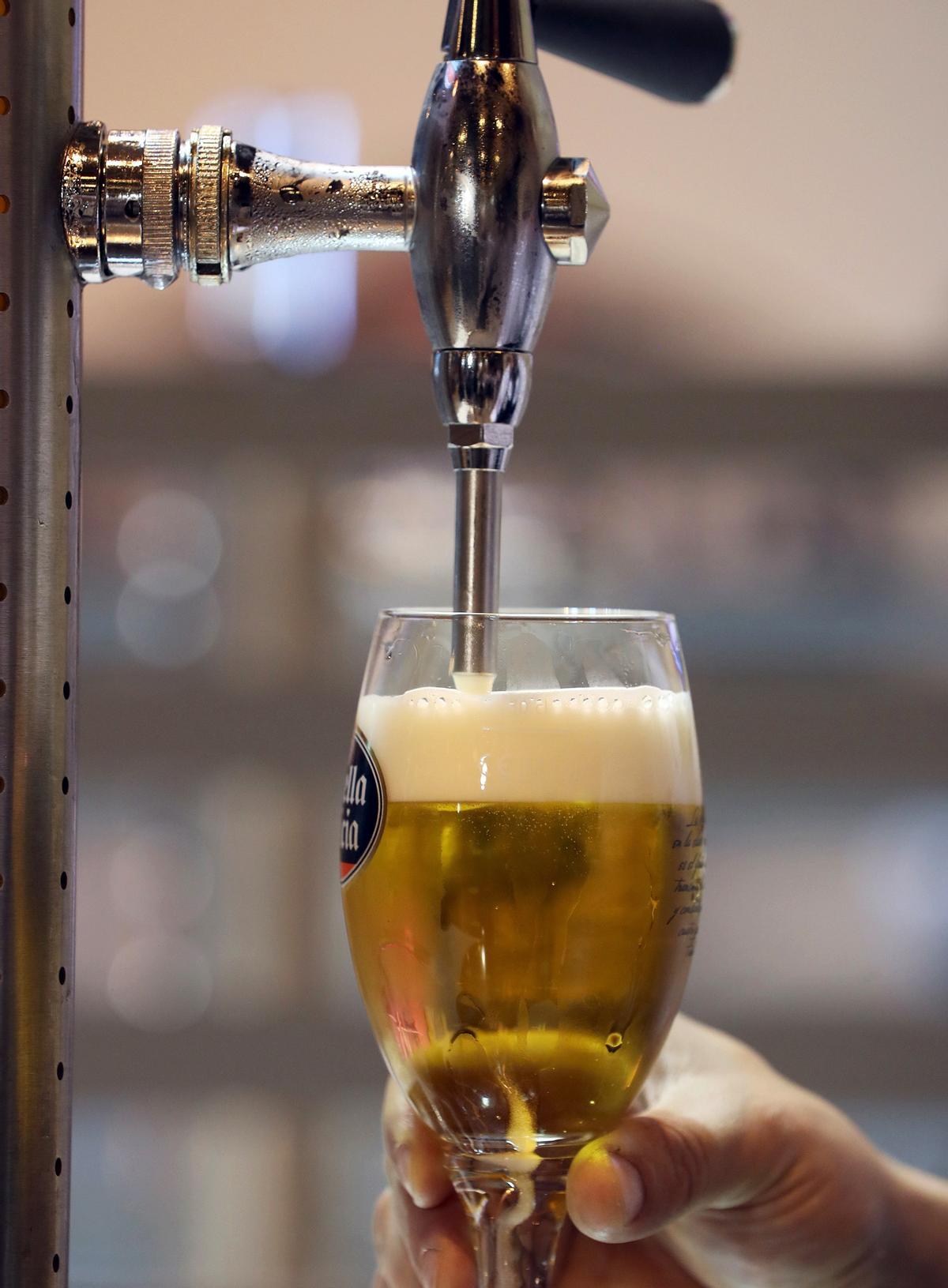 GRA233. MADRID, 25/04/2017.- Un concursante tira hoy una cerveza durante el IV Campeonato Nacional de Tiraje de Cerveza Estrella Galicia, organizado dentro de la feria gastronómica del Salón de Gourmets, donde Martín Galán, de la Cafetería Cervantes de El Entrego (Asturias), se ha impuesto a los mejores tiradores de otras Comunidades Autónomas. EFE/J.J. Guillén / Gastronomía, bebidas, cerveza, cañas