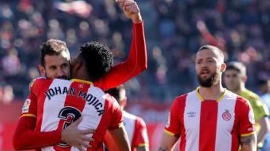 Stuani i Mojica abraçant-se, després del gol del davanter uruguaià contra el Getafe.