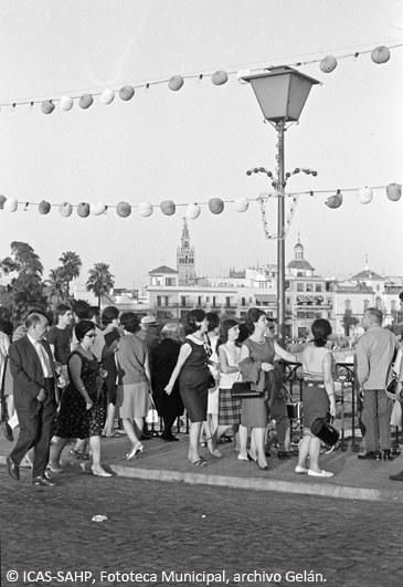 A la caida de la tarde, el puente se convierte más que nunca en la pasarela hacia el barrio de Triana. (1965)