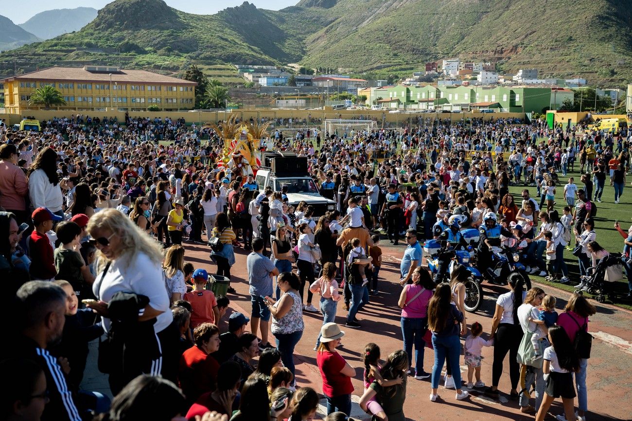 Miles de personas llenan de ilusión el Estadio de Barrial en la llegada de los Reyes Magos