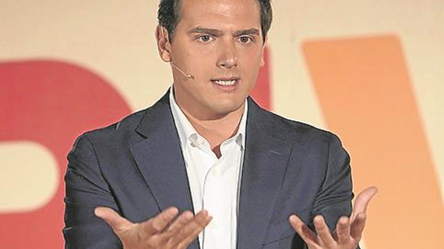 Albert Rivera reta a Sánchez a tener un debate cara a cara