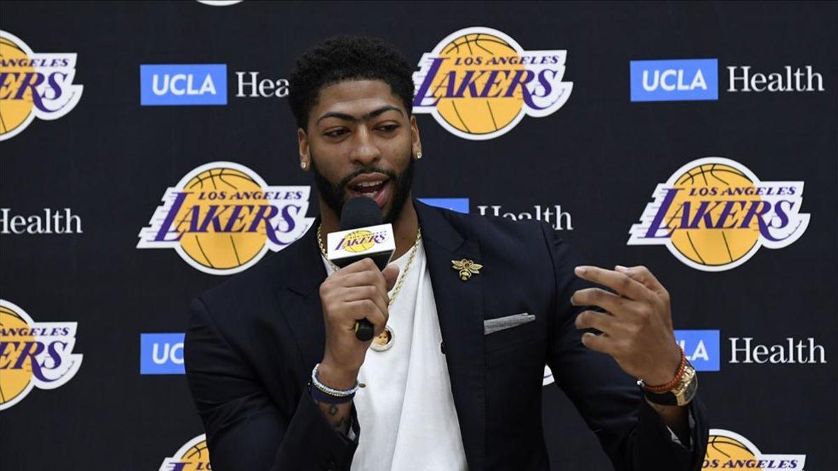 Davis aparca la selección para centrarse en los Lakers