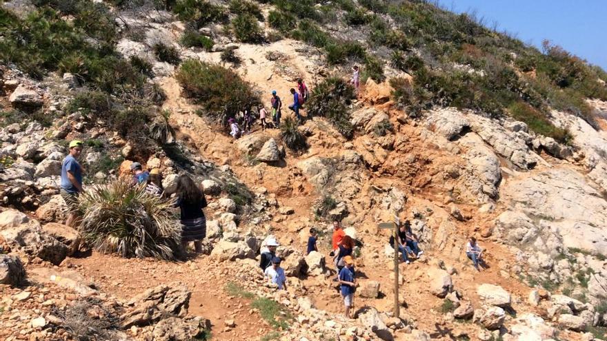 Los turistas no encuentran la entrada a la Cova Tallada